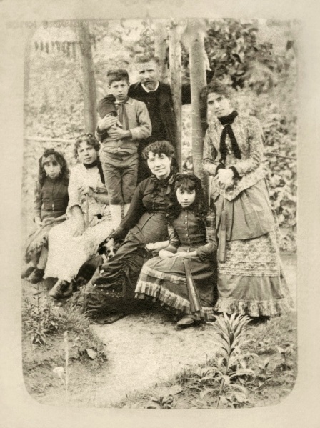 Archivo:Rosalia-y-familia.jpeg